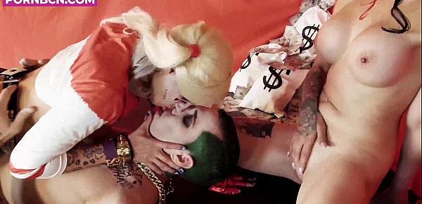  Cosplay trio de dos Harley Quinn lesbianas follando hardcore con un Joker con polla enorme. Porno español en 4K by PORNBCN. | Alberto Blanco Estefani Tarrago DAisy Smile | españolas tetas grandes spanish latina latinas latino